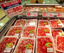 O título de líder na produção de carne suína pertence à China. Enormes Javalis Selvagens